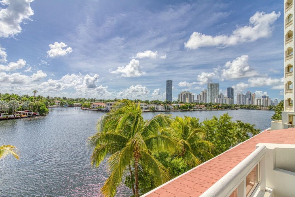 20185 E Country Club Drive, Unit 1709, Miami, FL 33180 Photo