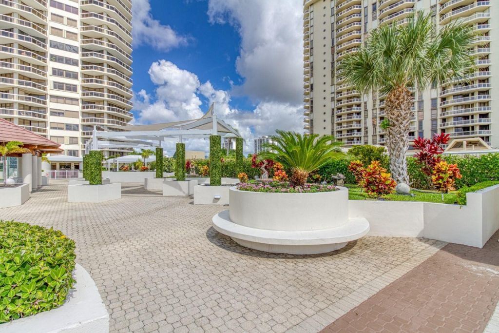 20185 E Country Club Drive, Unit 1709, Miami, FL 33180 Photo