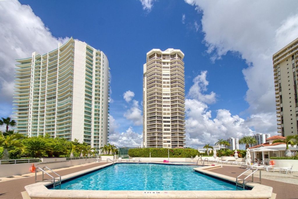 20185 E Country Club Drive, Unit 1709, Miami, FL 33180 Photo