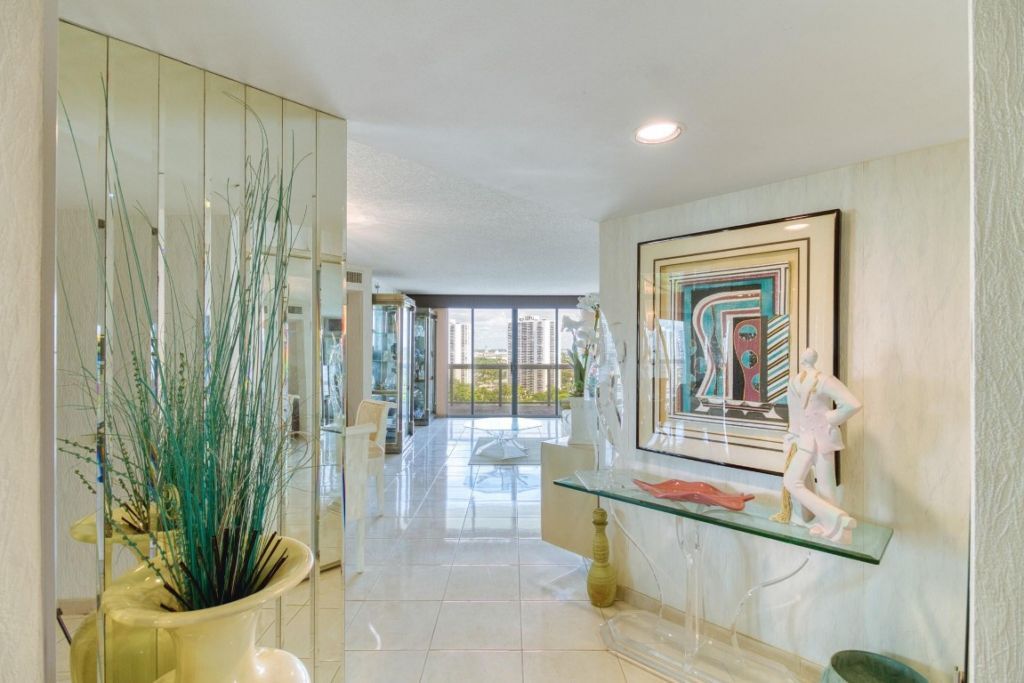 20185 E Country Club Drive, Unit 1709, Miami, FL 33180 Photo