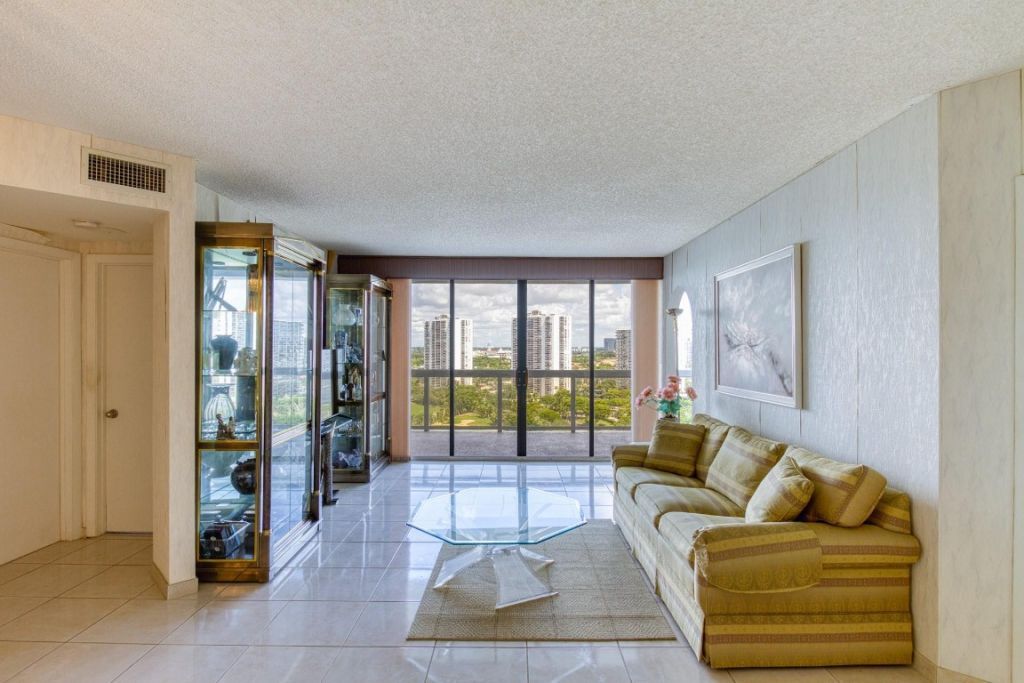 20185 E Country Club Drive, Unit 1709, Miami, FL 33180 Photo