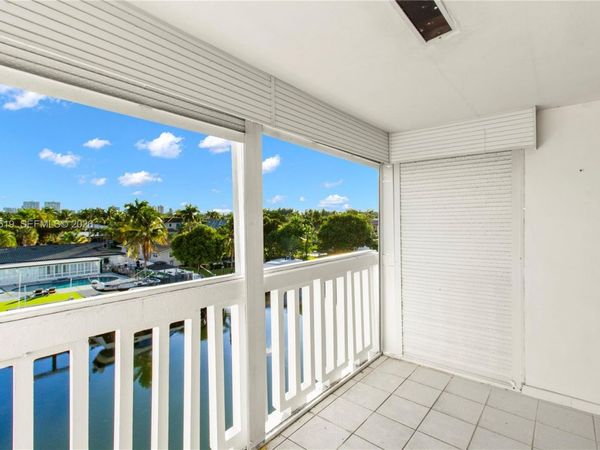 455 Paradise Isle Blvd, Unit 402, Hallandale Beach, FL 33009