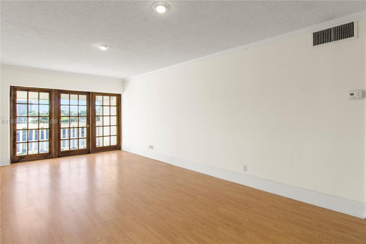 455 Paradise Isle Blvd, Unit 402, Hallandale Beach, FL 33009 Photo