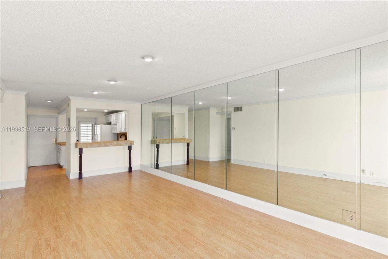 455 Paradise Isle Blvd, Unit 402, Hallandale Beach, FL 33009 Photo