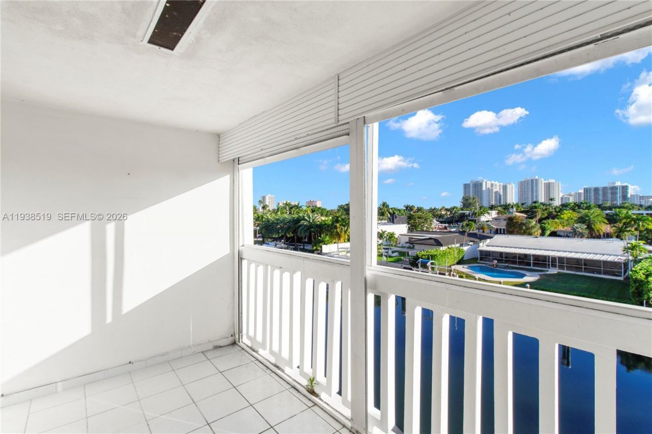 455 Paradise Isle Blvd, Unit 402, Hallandale Beach, FL 33009 Photo