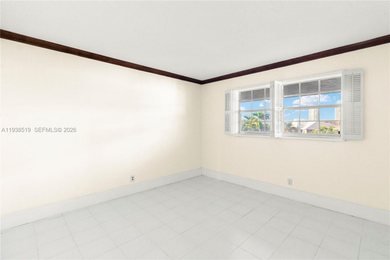 455 Paradise Isle Blvd, Unit 402, Hallandale Beach, FL 33009 Photo
