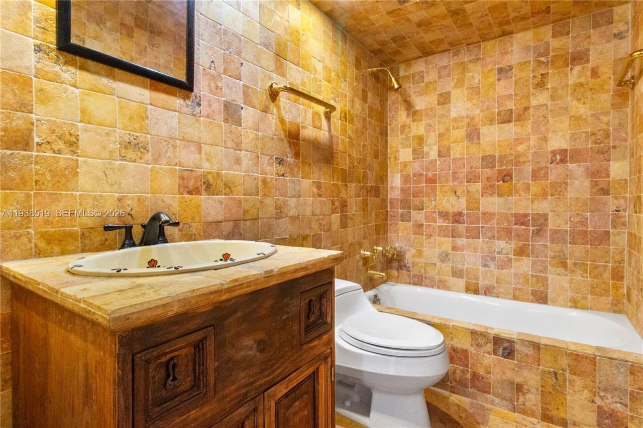 455 Paradise Isle Blvd, Unit 402, Hallandale Beach, FL 33009 Photo