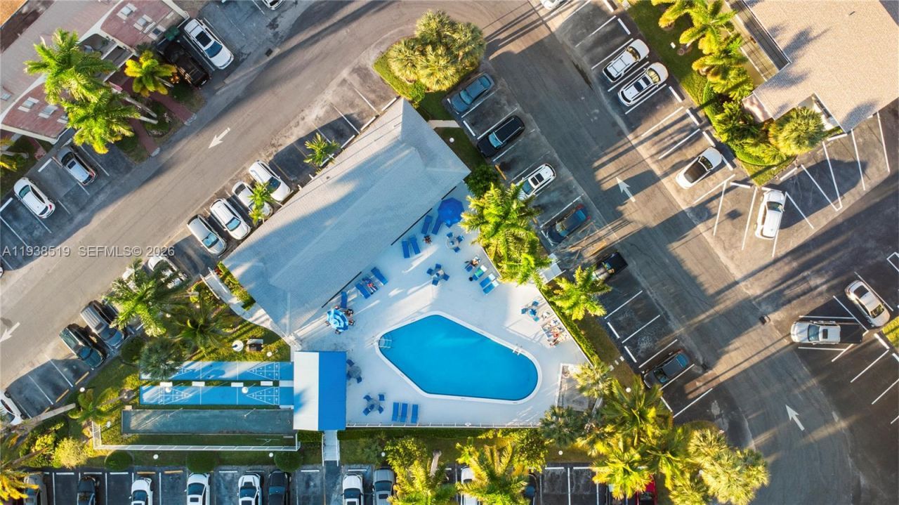 455 Paradise Isle Blvd, Unit 402, Hallandale Beach, FL 33009 Photo