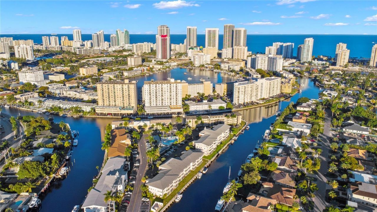 455 Paradise Isle Blvd, Unit 402, Hallandale Beach, FL 33009 Photo