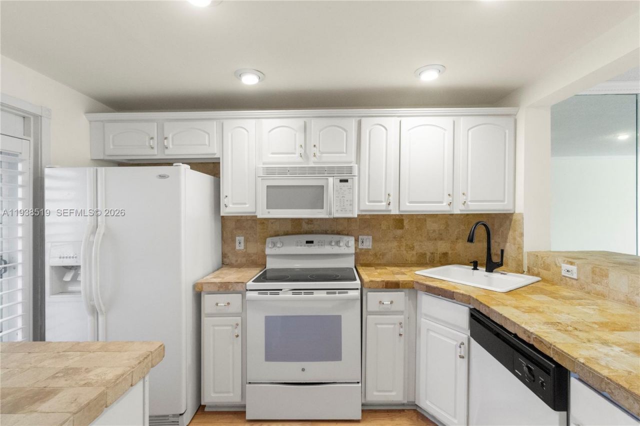 455 Paradise Isle Blvd, Unit 402, Hallandale Beach, FL 33009 Photo