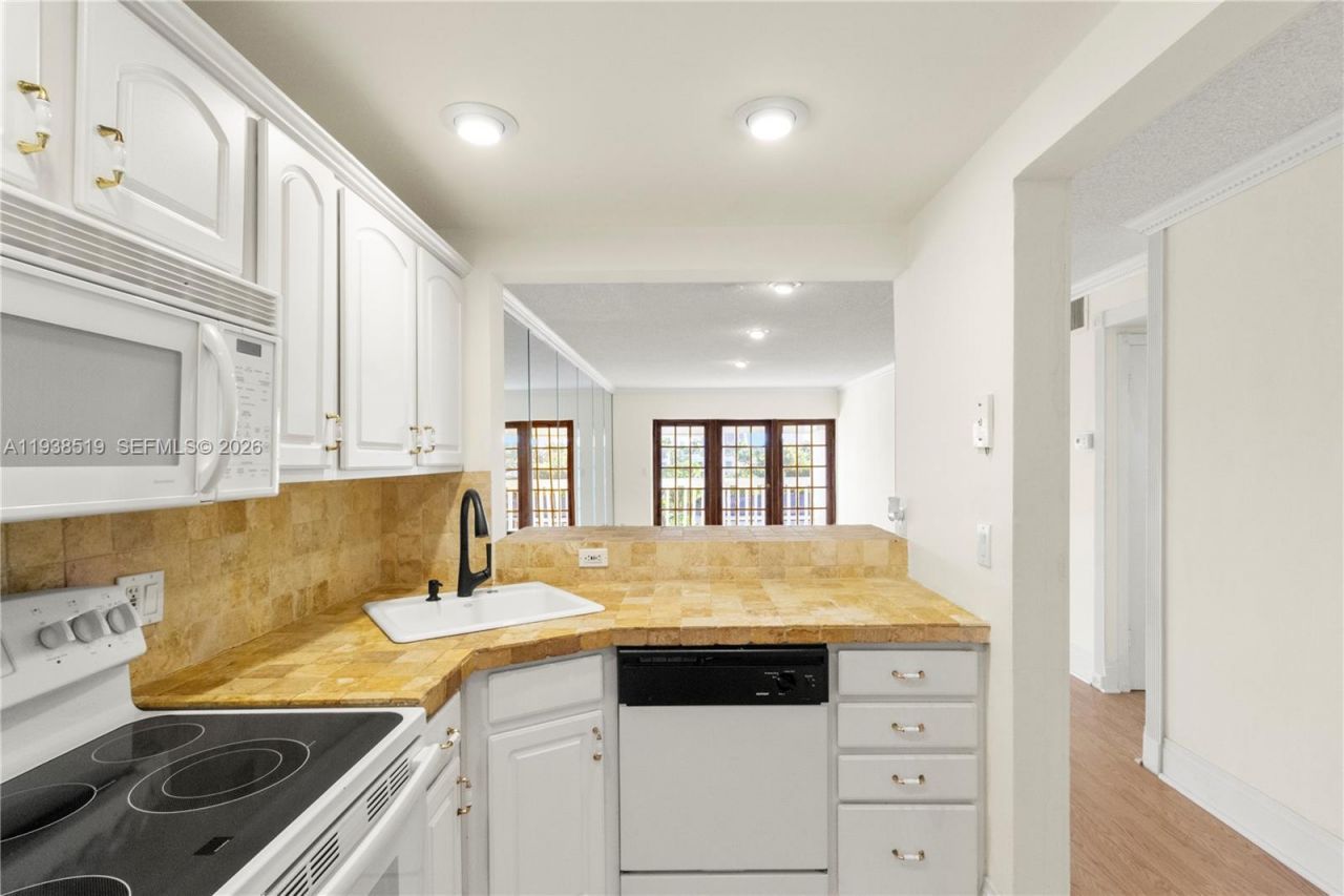 455 Paradise Isle Blvd, Unit 402, Hallandale Beach, FL 33009 Photo