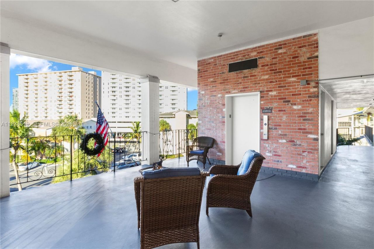 455 Paradise Isle Blvd, Unit 402, Hallandale Beach, FL 33009 Photo