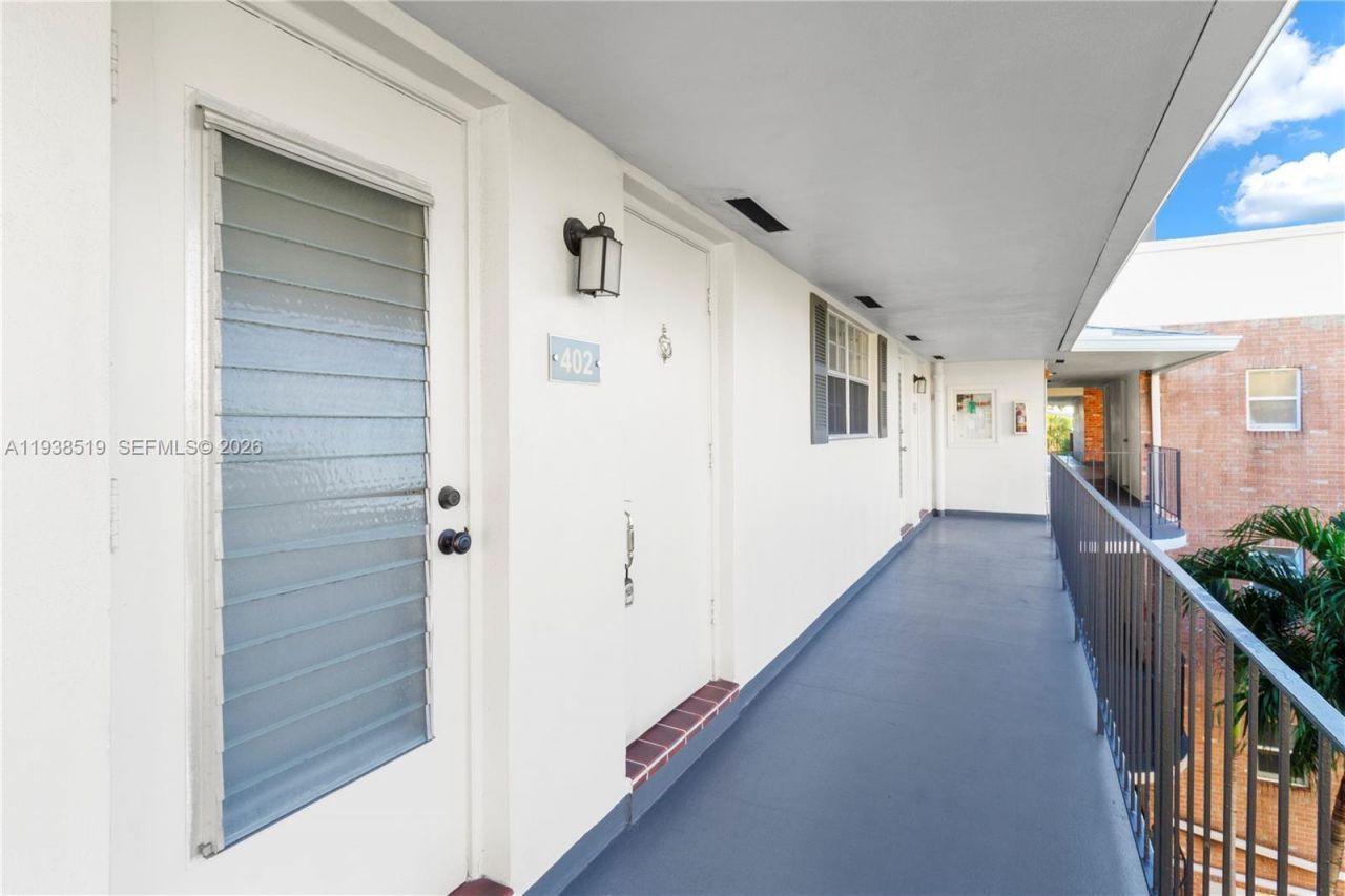 455 Paradise Isle Blvd, Unit 402, Hallandale Beach, FL 33009 Photo
