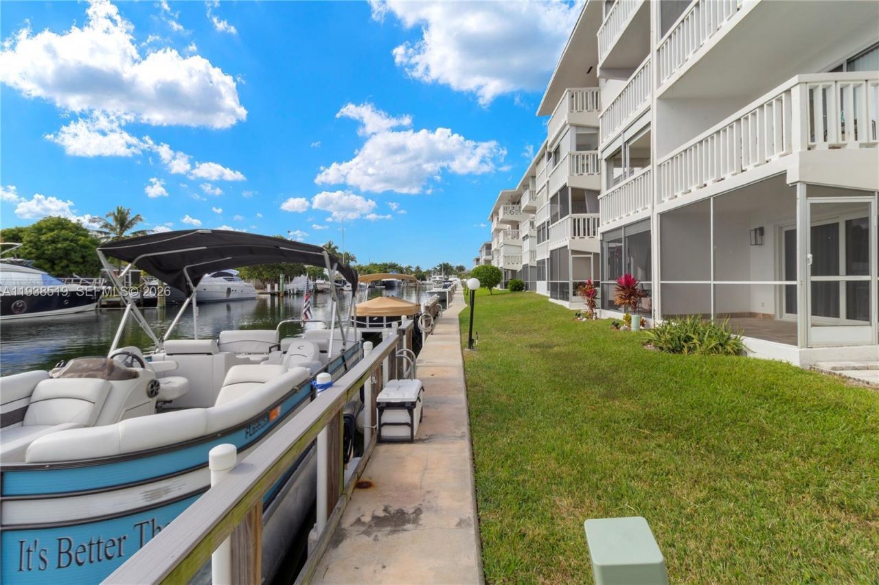 455 Paradise Isle Blvd, Unit 402, Hallandale Beach, FL 33009 Photo