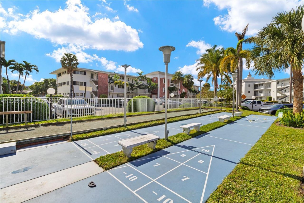 455 Paradise Isle Blvd, Unit 402, Hallandale Beach, FL 33009 Photo