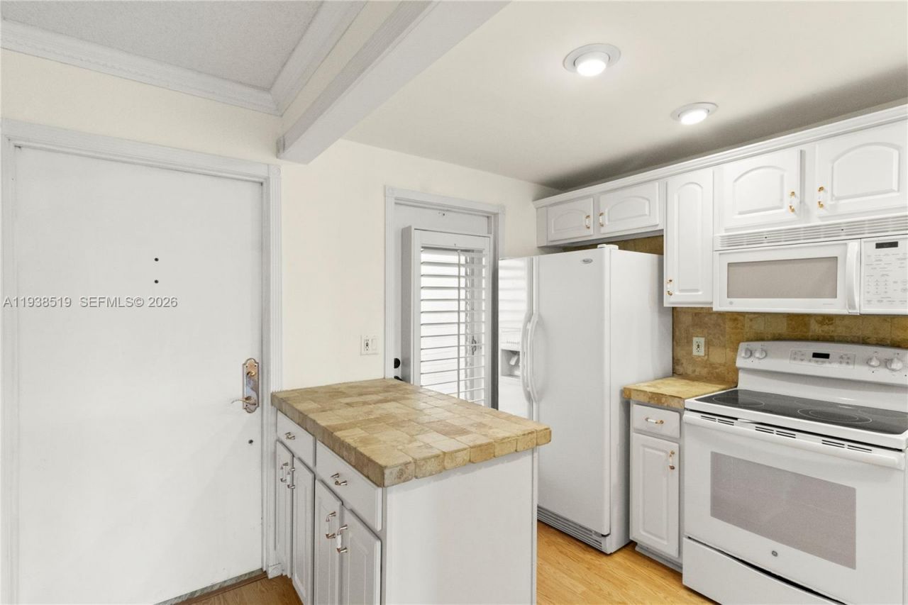 455 Paradise Isle Blvd, Unit 402, Hallandale Beach, FL 33009 Photo