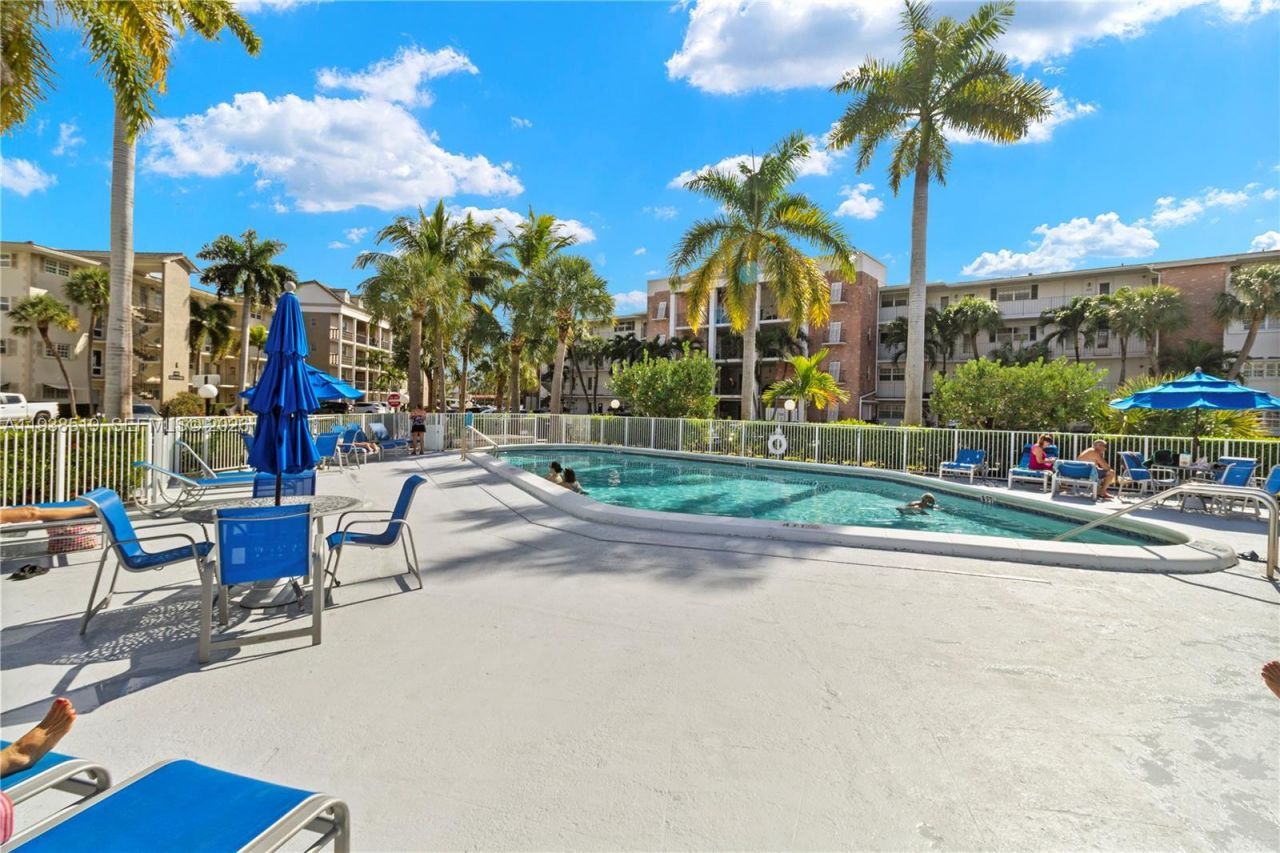 455 Paradise Isle Blvd, Unit 402, Hallandale Beach, FL 33009 Photo