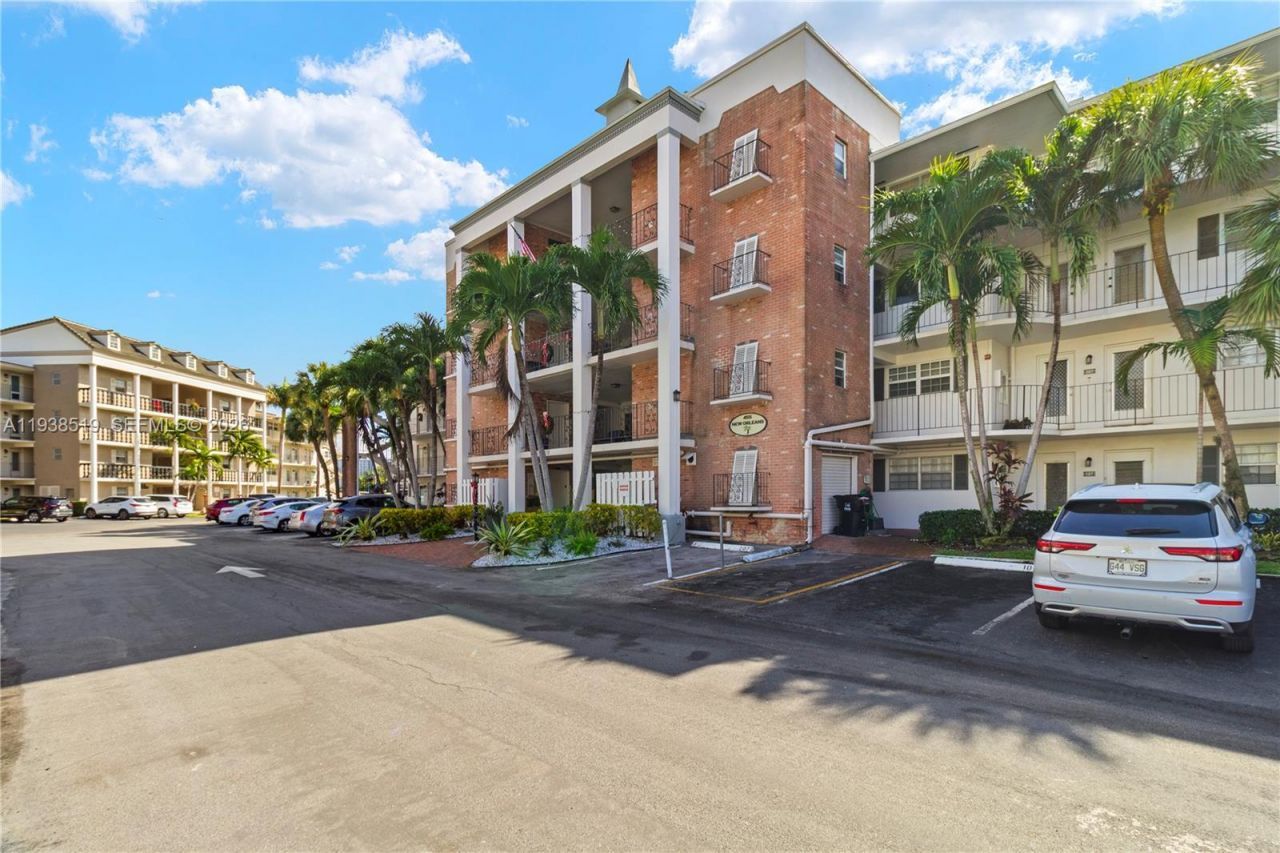 455 Paradise Isle Blvd, Unit 402, Hallandale Beach, FL 33009 Photo