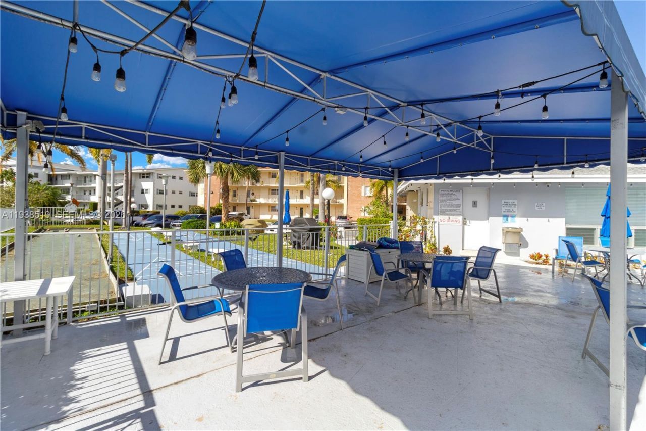 455 Paradise Isle Blvd, Unit 402, Hallandale Beach, FL 33009 Photo