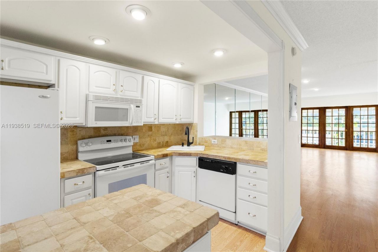 455 Paradise Isle Blvd, Unit 402, Hallandale Beach, FL 33009 Photo