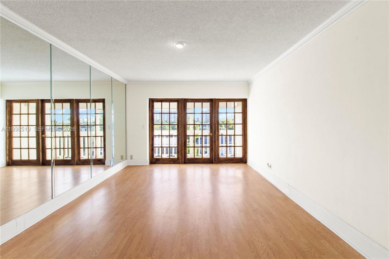 455 Paradise Isle Blvd, Unit 402, Hallandale Beach, FL 33009 Photo