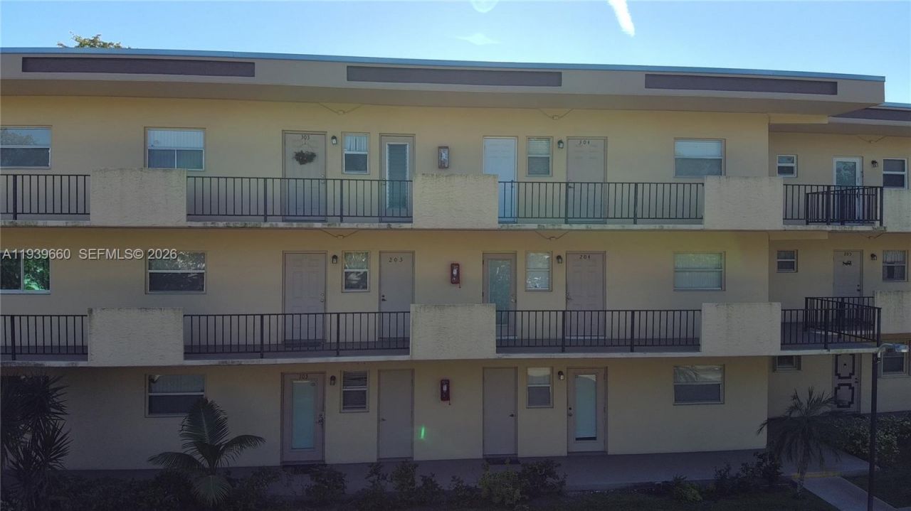 200 Ashbury Rd, Unit 203, Hollywood, FL 33024 Photo