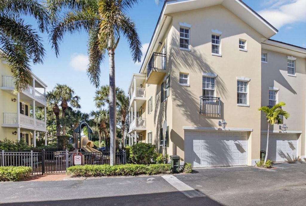 1037 W Heritage Club Circle, Delray Beach, FL 33483 Photo