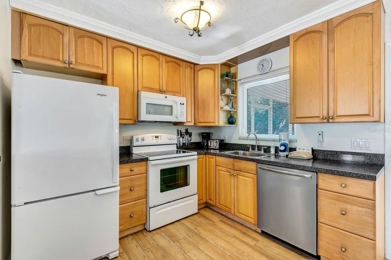 207 75th Street, Unit B, Bradenton Beach, FL 34217 Photo