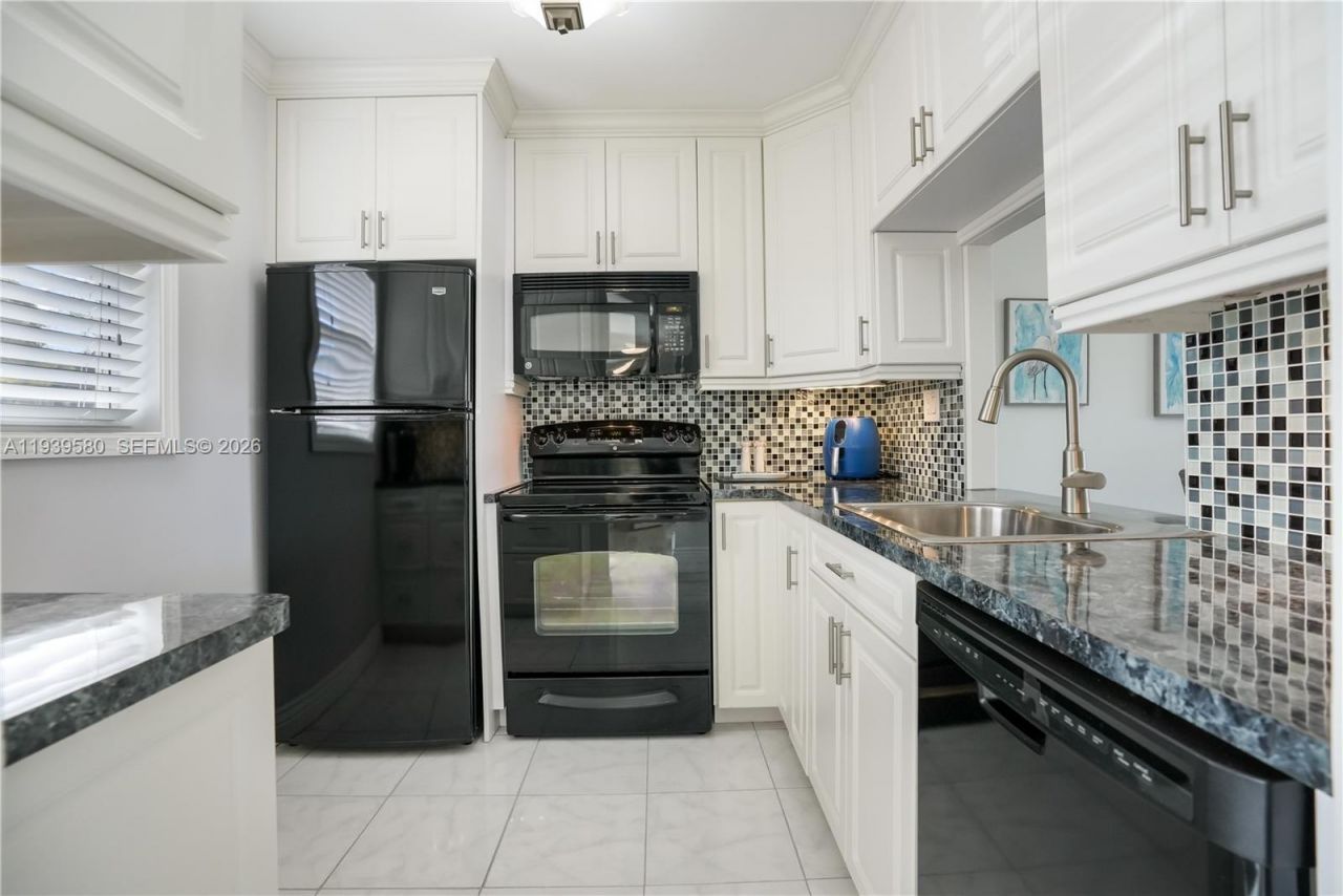4801 NW 34th St, Unit 406, Lauderdale Lakes, FL 33319 Photo