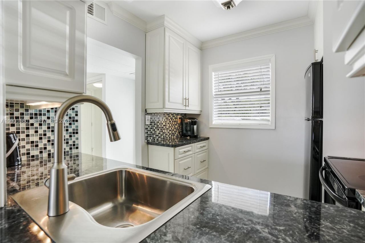 4801 NW 34th St, Unit 406, Lauderdale Lakes, FL 33319 Photo