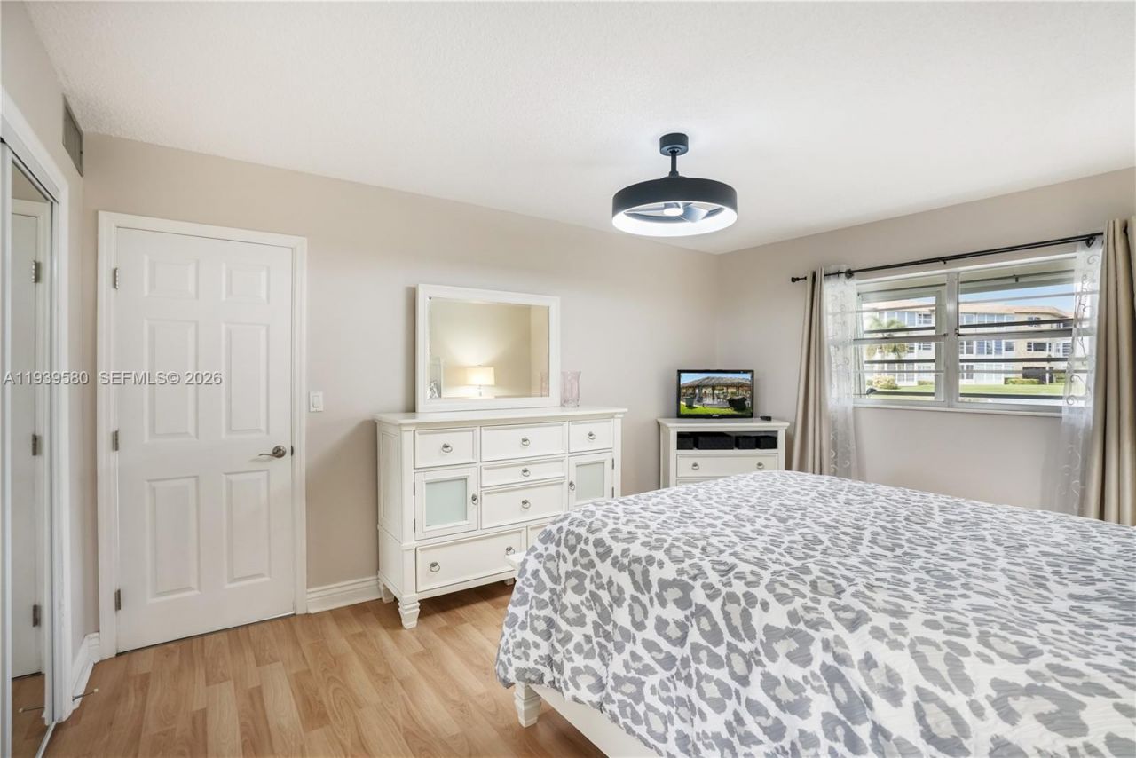 4801 NW 34th St, Unit 406, Lauderdale Lakes, FL 33319 Photo