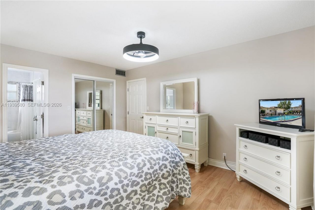 4801 NW 34th St, Unit 406, Lauderdale Lakes, FL 33319 Photo