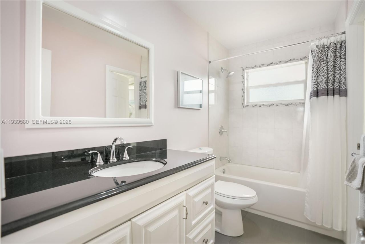 4801 NW 34th St, Unit 406, Lauderdale Lakes, FL 33319 Photo