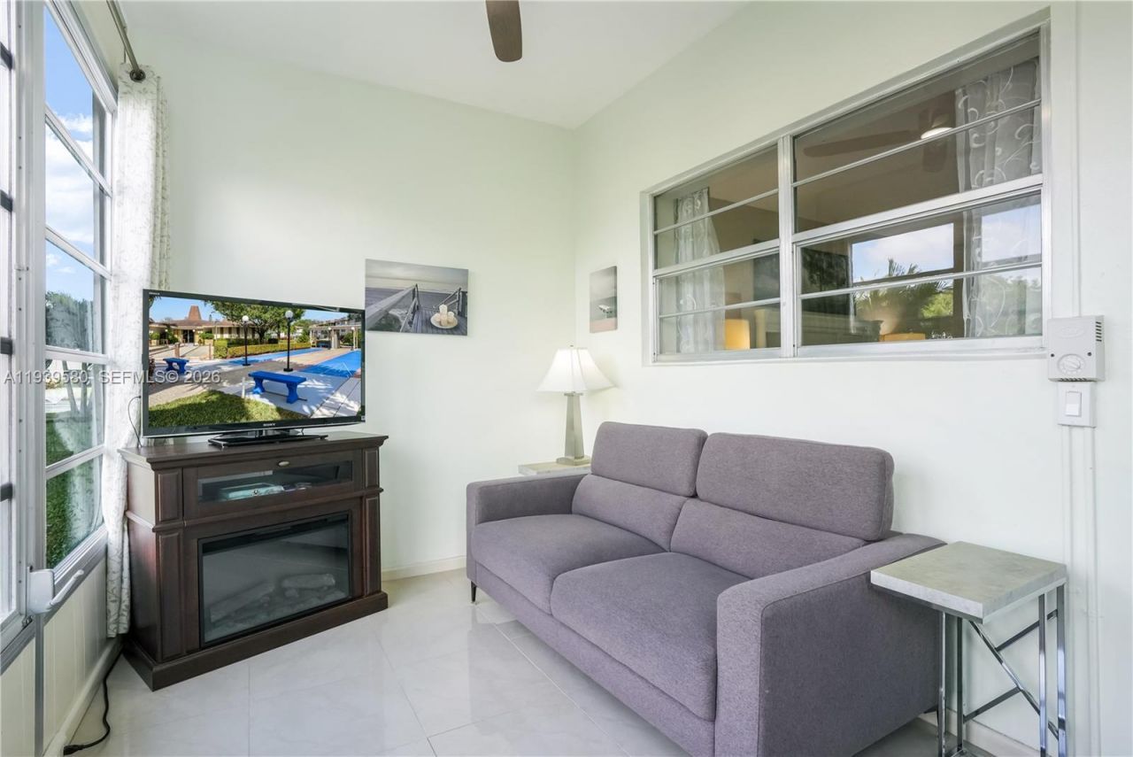 4801 NW 34th St, Unit 406, Lauderdale Lakes, FL 33319 Photo