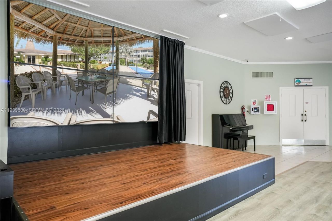 4801 NW 34th St, Unit 406, Lauderdale Lakes, FL 33319 Photo