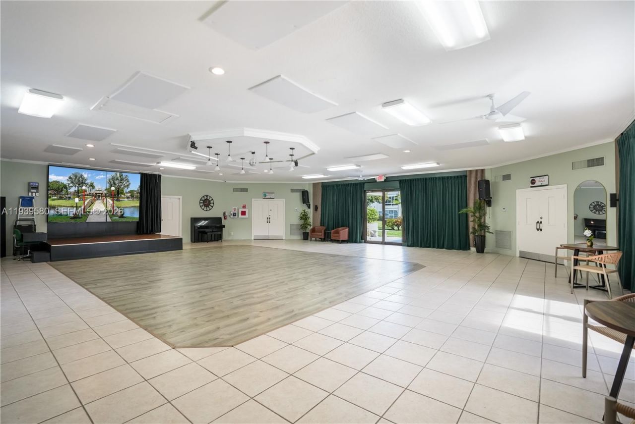 4801 NW 34th St, Unit 406, Lauderdale Lakes, FL 33319 Photo