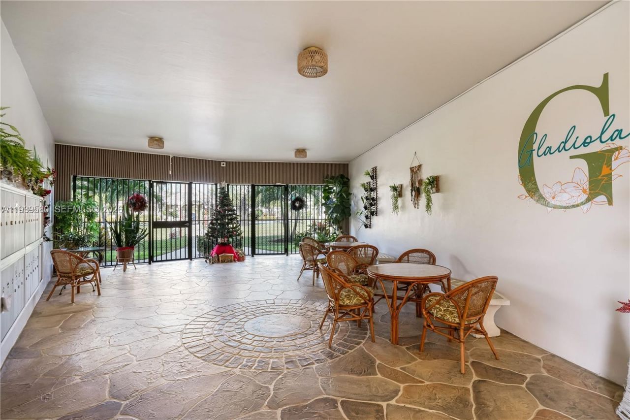 4801 NW 34th St, Unit 406, Lauderdale Lakes, FL 33319 Photo