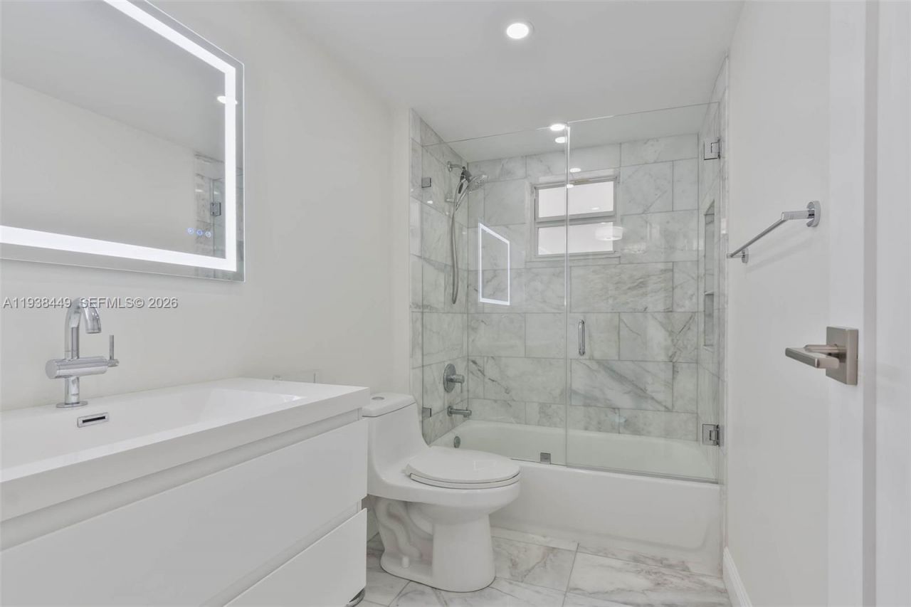 100 Edgewater Dr, Unit 204, Coral Gables, FL 33133 Photo