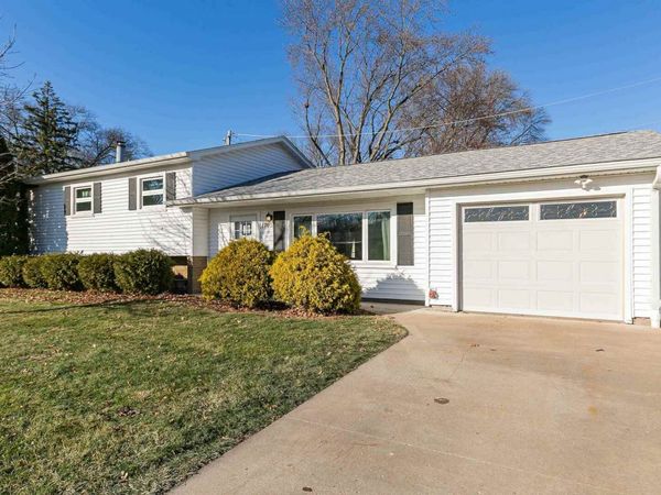 1705 Elmwood Drive, Bettendorf, IA 52722