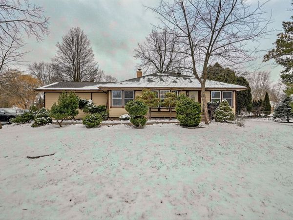 1748 N Windsor Drive, Arlington Heights, IL 60004