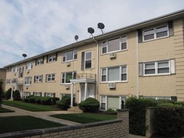 5029 N East River Road, Unit 1A, Norridge, IL 60706