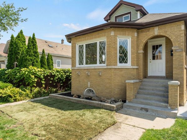 5853 W Newport Avenue, Chicago, IL 60634