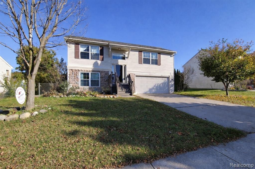 708 Ridgecrest, Fenton, MI 48430 Main Photo