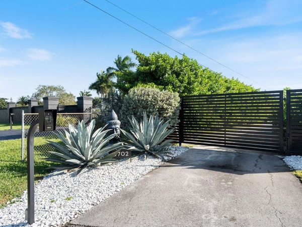 5702 SW 136 Avenue, Southwest Ranches, FL 33330