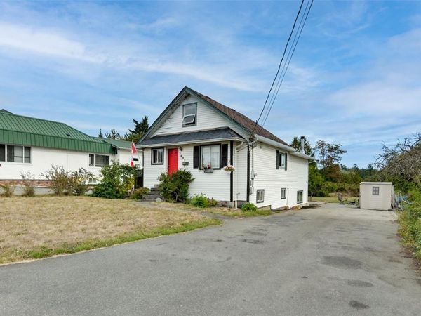 3883 Douglas St, Saanich, BC V8Z 3M1