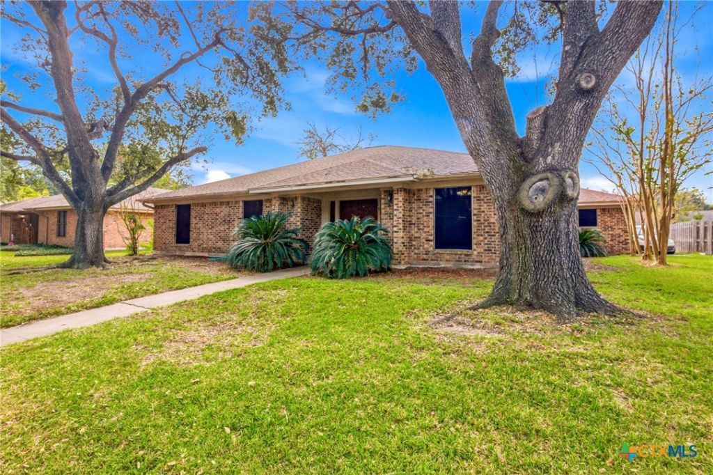 203 Wilshire Drive, Victoria, TX 77904 Main Photo