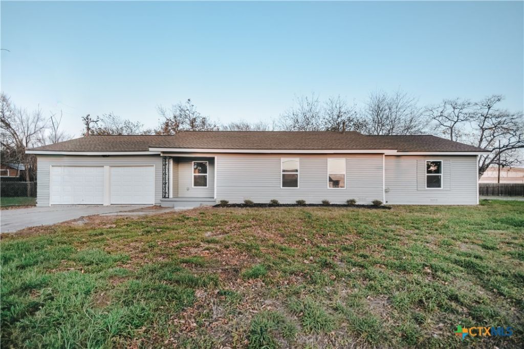 702 E Airline Road, Victoria, TX 77901 Main Photo