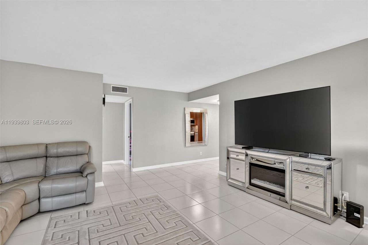 5901 Camino Del Sol , Unit 207, Boca Raton, FL 33433 Photo