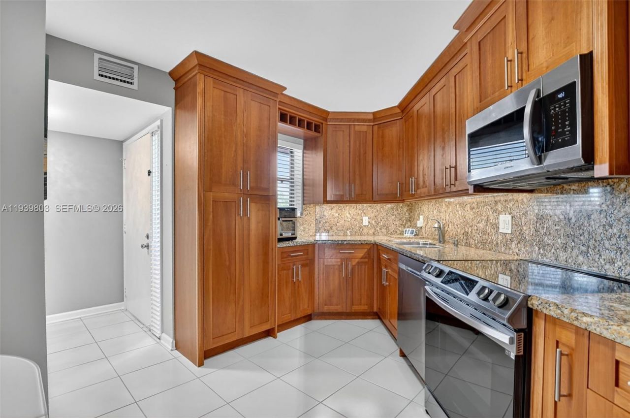 5901 Camino Del Sol , Unit 207, Boca Raton, FL 33433 Photo