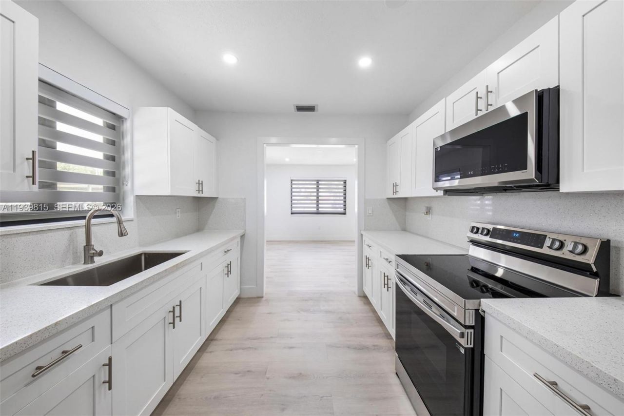 2250 NW 95th St, Miami, FL 33147 Photo